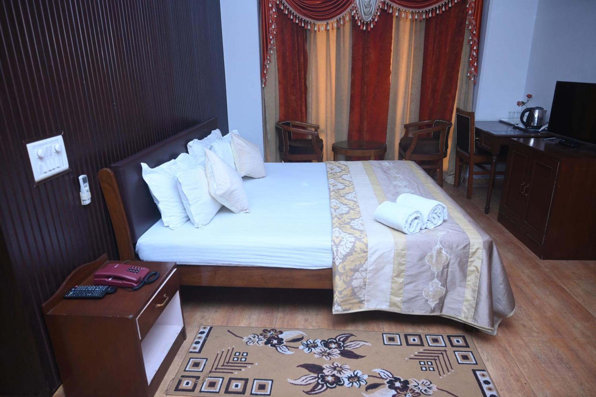Hotel Surya Plaza Kotdwāra Exterior foto